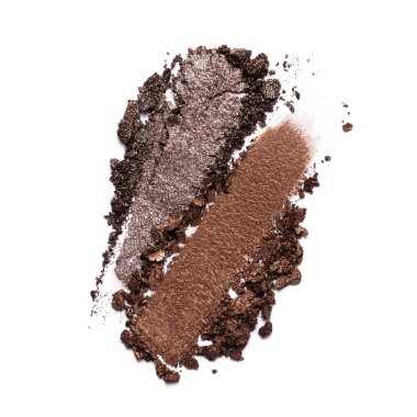 Düz fırça darbeleri. Beyaz arka planda izole edilmiş kozmetik güzellik ürünlerinin örnekleri olarak kırık parlak kahverengi göz farları