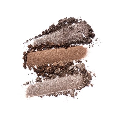 Düz fırça darbeleri. Beyaz arka planda izole edilmiş kozmetik güzellik ürünlerinin örnekleri olarak kırık parlak kahverengi göz farları