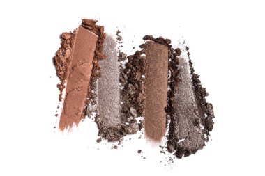 Düz fırça darbeleri. Beyaz arkaplanda izole edilmiş kozmetik güzellik ürünleri örnekleri olarak kırık parlak renk göz farları