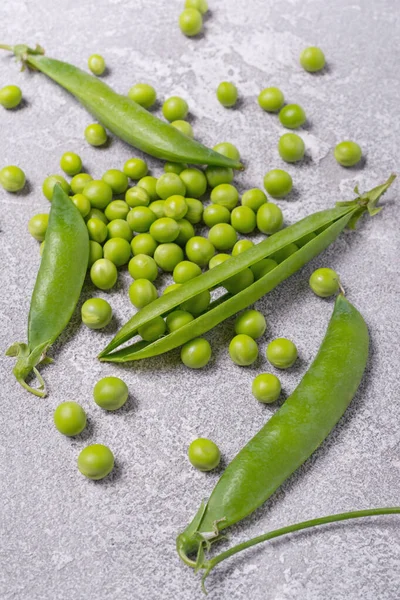 Guisantes Verdes Frescos Para Una Nutrición Saludable Sobre Fondo Hormigón —  Fotos de Stock