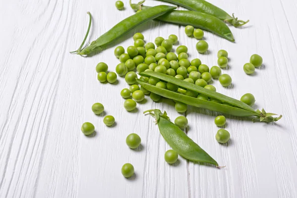 Piselli Verdi Freschi Una Sana Alimentazione Sfondo Legno Bianco — Foto Stock