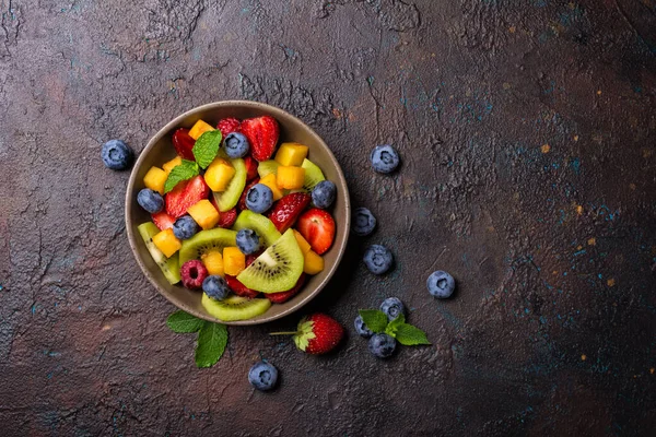 天然有机食品对健康和节食的生活 新鲜水果色拉与猕猴桃 覆盆子 桃和薄荷在黑暗的混凝土背景的顶部视图 — 图库照片
