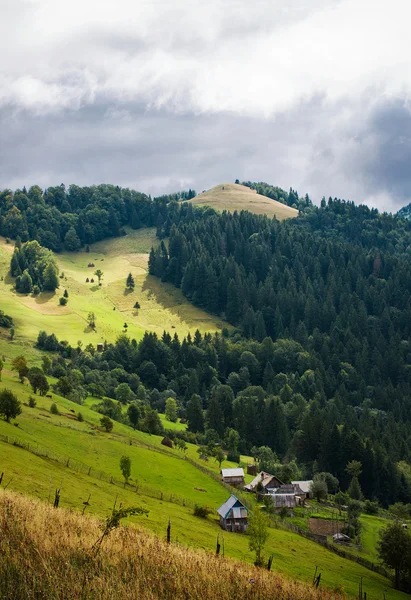 Vesnice leží na svazích — Stock fotografie