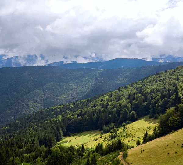 Encosta íngreme da montanha — Fotografia de Stock