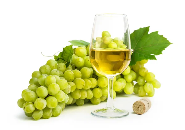 Vino blanco en una copa con un gran pincel de uvas verdes — Foto de Stock