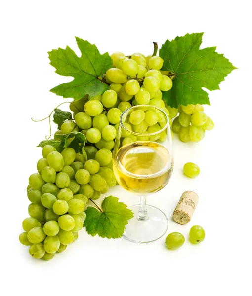 Vino blanco en una copa con un gran pincel de uvas verdes — Foto de Stock