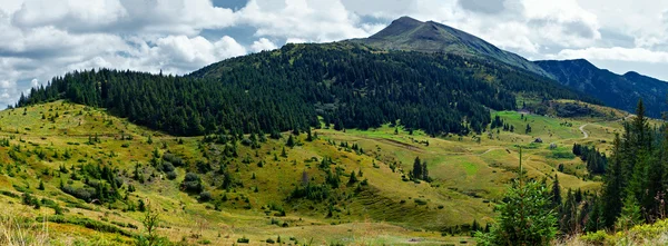 Panoramik manzarası ile alçak tepeler — Stok fotoğraf