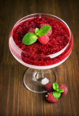 taze çilek ile Ahududu panna cotta 