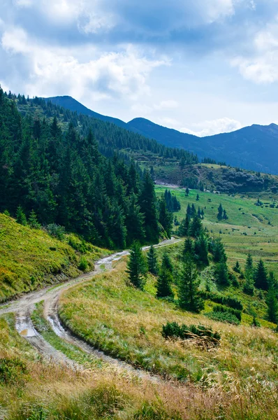 Horská krajina s polní cestou — Stock fotografie