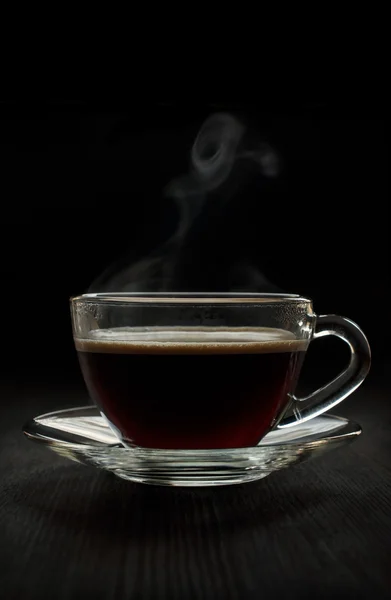 Café caliente negro en una taza de vidrio — Foto de Stock