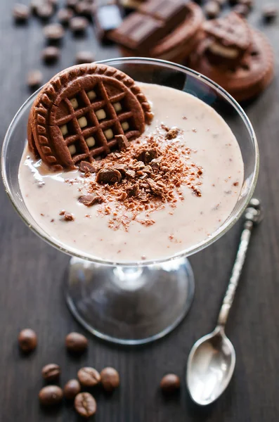 Schokoladenmousse mit Kakaoplätzchen — Stockfoto