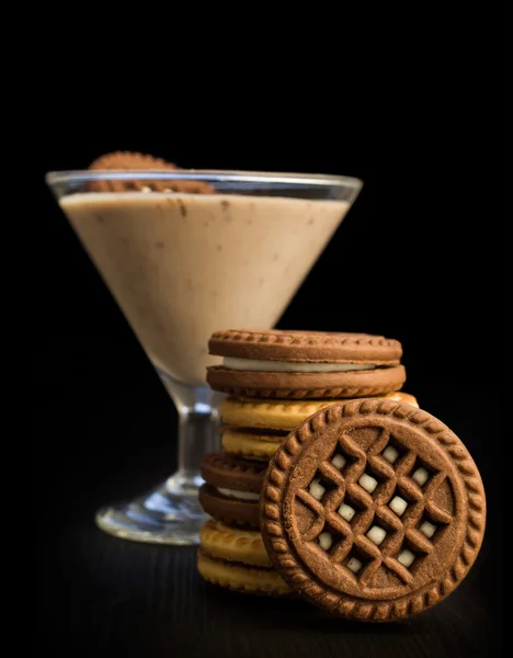 Mousse au chocolat avec biscuits au cacao — Photo