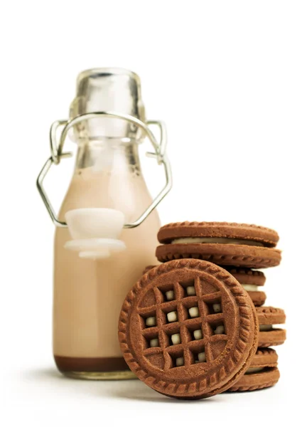 Latte al cioccolato in bottiglia con biscotti — Foto Stock