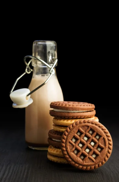 Leche de chocolate en una botella con galletas — Foto de Stock