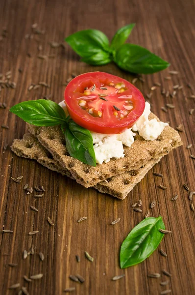 Rye bread with cheese, tomatoes, basil and thyme — Stock Photo, Image