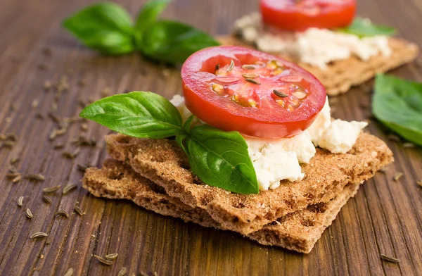 Rye bread with cheese, tomatoes, basil and thyme — Stock Photo, Image