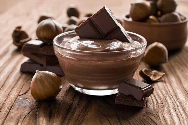 Ореховое масло, фундук и шоколад — стоковое фото