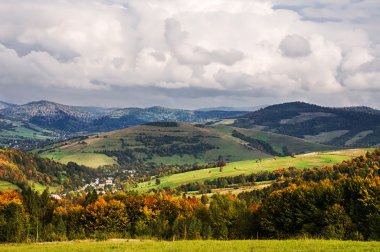 dağların eteklerinde, Valley Village.