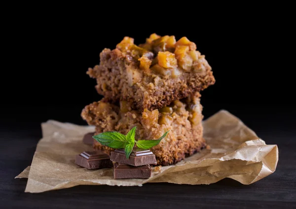 Gâteau au chocolat et au coing sur papier parchemin — Photo