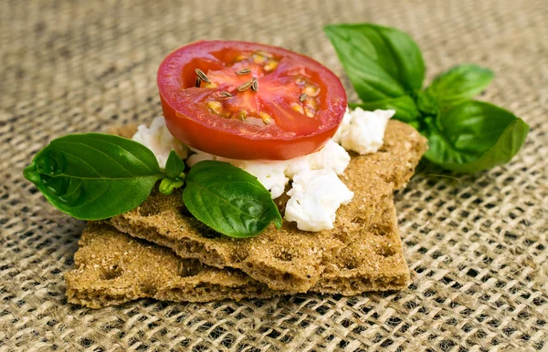 Pan de centeno con requesón y tomates —  Fotos de Stock