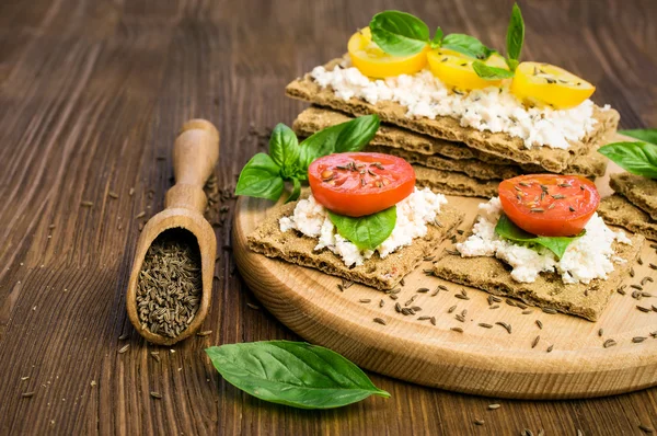 Ржаной хлеб с сыром, помидоры, базилик и тимьян — стоковое фото