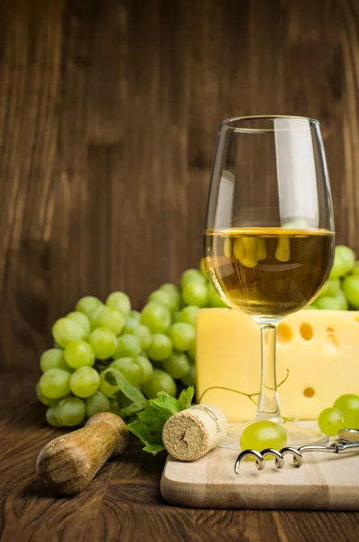White wine with cheese and grapes — Stock Photo, Image