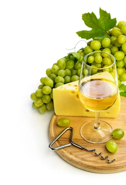 Vino blanco en un vaso c queso y uvas — Foto de Stock