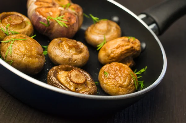 Gefrituurde champignons in een pan — Stockfoto