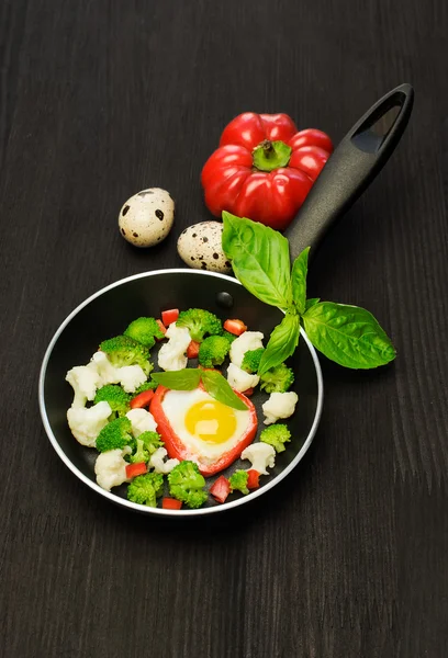 Scrambled eggs with vegetables in a frying pan — Stock Photo, Image