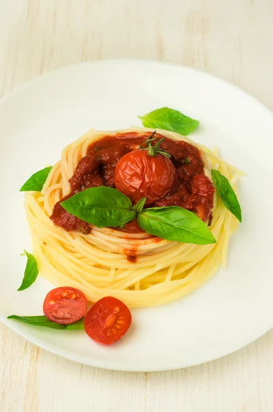 Pâtes à la tomate, sauce et basilic — Photo