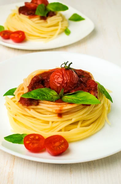 Pâtes aux tomates, sauce et basilic — Photo
