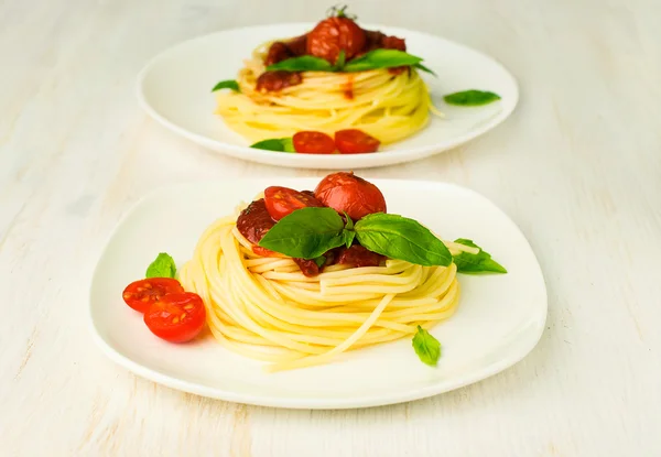 Pâtes aux tomates, sauce et basilic — Photo