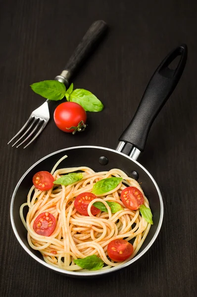 Italiaanse pasta in een pan fry — Stockfoto