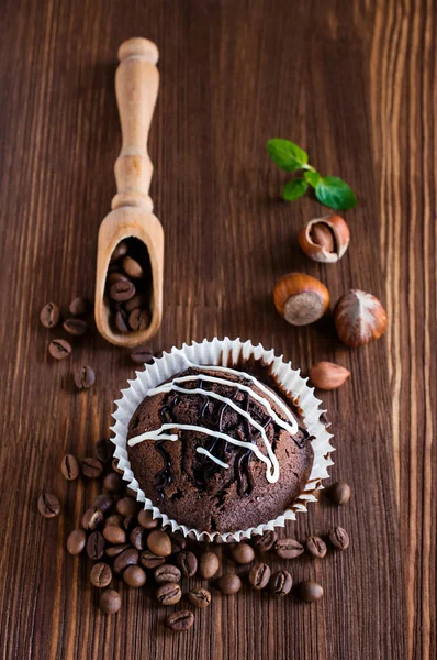 Schokoladenmuffins mit Haselnüssen und Kaffeebohnen — Stockfoto
