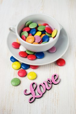 Beyaz bir bardak renkli şeker 