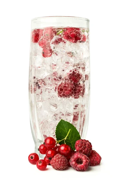 Cocktail mit roten Johannisbeeren und Himbeeren — Stockfoto