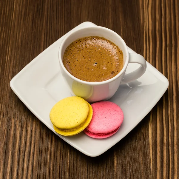 Kaffe med färgglada macaroons — Stockfoto