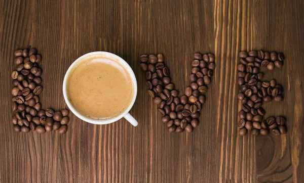 Het woord "love" gemaakt van koffie bonen — Stockfoto