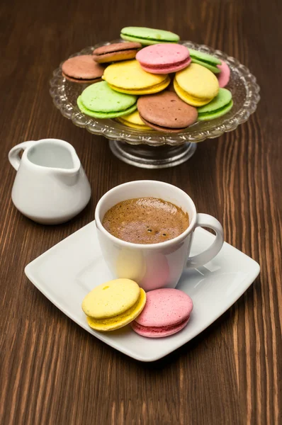 다채로운 마카롱과 커피 컵 — 스톡 사진