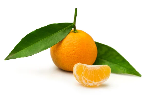 Ripe tangerines with leaves — Stock Photo, Image