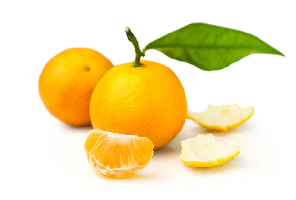 Ripe tangerines with fresh leaves — Stock Photo, Image