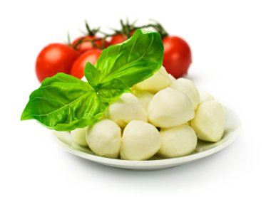 Mozzarella peyniri, domates ve fesleğen 