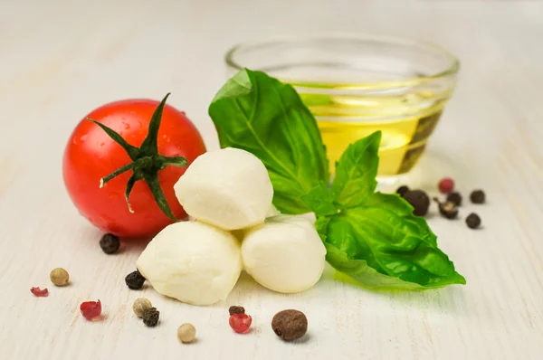 Ingredients for Caprese : mozzarella , cherry tomatoes and basil — Stock Photo, Image