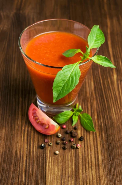 Tomato juice with basil — Stock Photo, Image