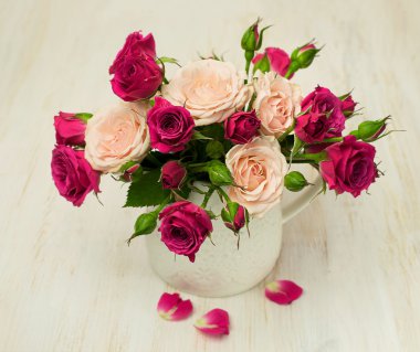 İki renk gül yakın çekim buket 