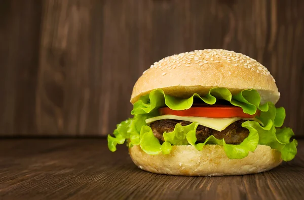 Grote smakelijke cheeseburger — Stockfoto