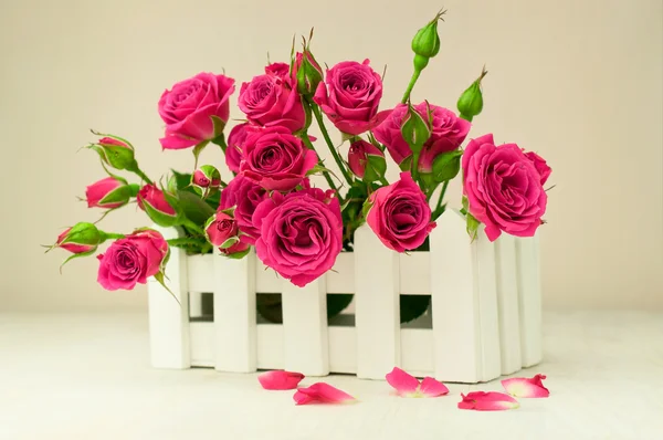 Buquê de rosas em uma caixa branca — Fotografia de Stock