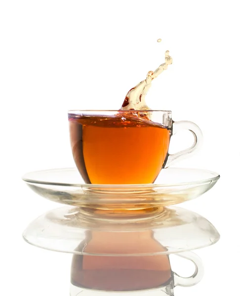 Salpicadura de té en una taza de vidrio —  Fotos de Stock