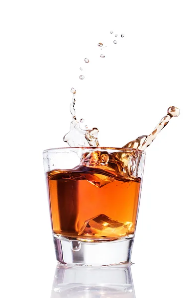 Whiskey plons in een glas — Stockfoto