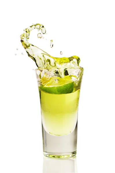 Skvätt tequila från fallande bitar av lime — Stockfoto